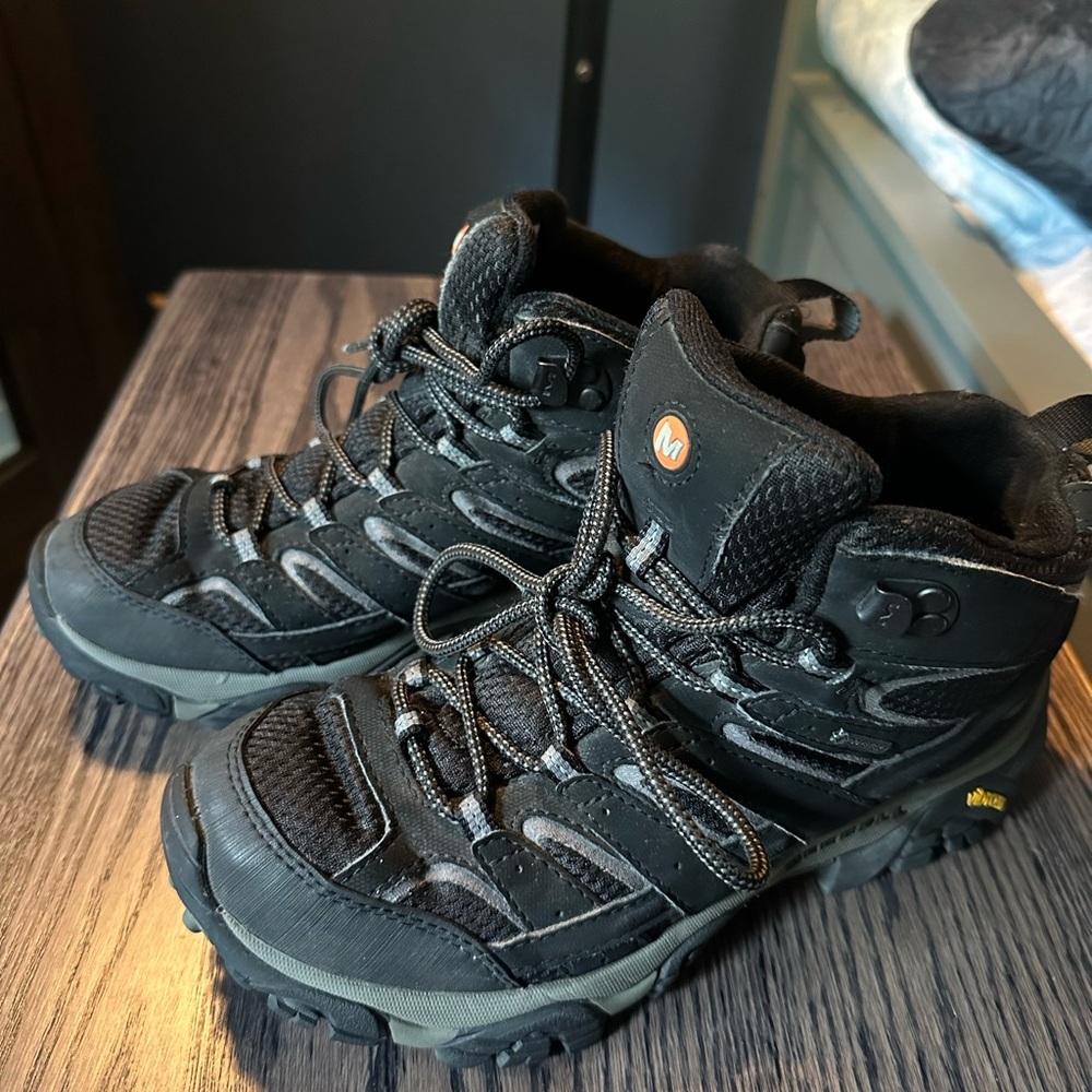 Merrill Hiking Boots women’s sz 8